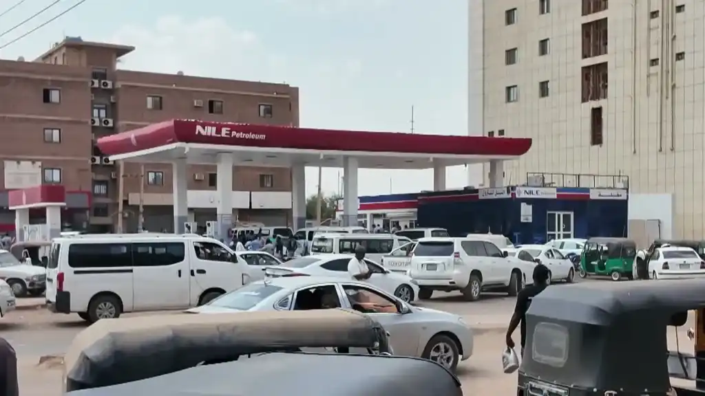 أزمة المحروقات تعود إلى الخرطوم والوزير يرد